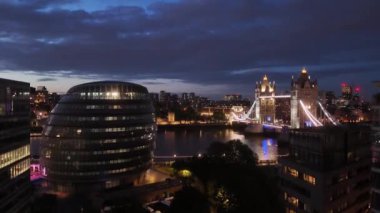 Londra 'daki Tower Bridge üzerinde hava manzarası - Akşamki manzara - Londra, İngiltere - 27 Mayıs 2024
