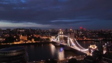 Londra 'daki Tower Bridge üzerinde hava manzarası - Akşamları güzel manzara - hava aracı fotoğrafçılığı