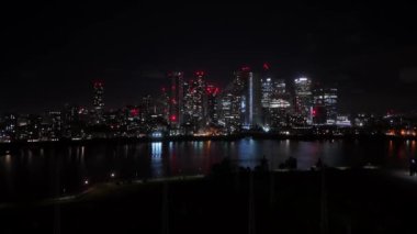 Londra 'daki Canary Wharf ve Isle of Dogs' un Skyline 'ı - gece hava görüntüsü - hava aracı fotoğrafçılığı