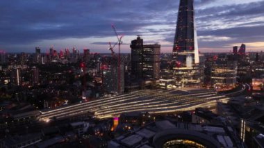 Akşamları Londra Köprüsü üzerinde hava manzarası - gün batımından sonraki güzel manzara - hava aracı fotoğrafçılığı