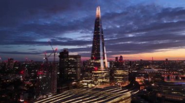 Akşamları Londra üzerindeki hava manzarası - gün batımından sonraki güzel manzara - Londra, İngiltere - 27 Mayıs 2024