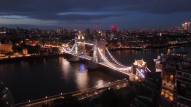 Londra 'daki Tower Bridge üzerinde hava manzarası - Akşamları güzel manzara - hava aracı fotoğrafçılığı