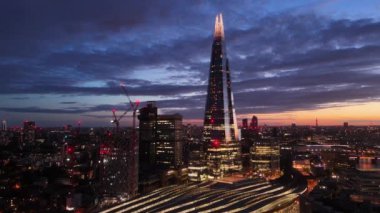 Akşamları Londra üzerinde uçmak - gün batımından sonra inanılmaz gökyüzü - hava aracı fotoğrafçılığı