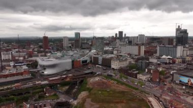 Birmingham şehri yukarıdan - şehir merkezinin üzerinde hava manzarası - hava aracı fotoğrafçılığı