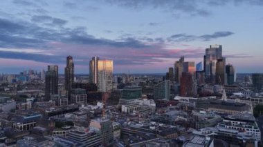 Londra şehri hava görüntüsü ve gün batımında ikonik gökyüzü üzerinde uçuşu - hava aracı fotoğrafçılığı