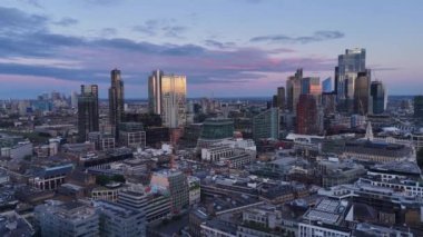 Günbatımında Londra şehri hava görüntüsü - hava aracı fotoğrafçılığı