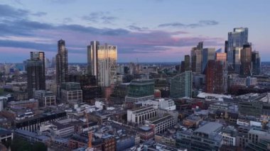 Londra şehri hava görüntüsü ve gün batımında ikonik gökyüzü üzerinde uçuşu - hava aracı fotoğrafçılığı