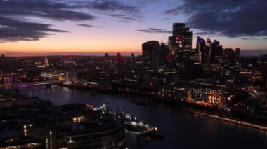 Akşamları Londra şehri - günbatımında güzel hava manzarası - hava aracı fotoğrafçılığı