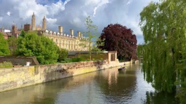 Cambridge şehir merkezinde River Cam - CAMBRIDGE, İNGİLTİK KINGDOM - 26 Mayıs 2024