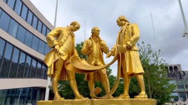 Birmingham Centenary Meydanı 'ndaki Altın Çocuklar Anıtı - BIRMINGHAM, İngiltere Birleşik KINGDOM - 23 Mayıs 2024