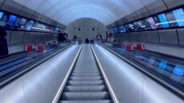 Londra 'daki Elizabeth hattının modern yeraltı istasyonu - Londra, İngiltere Birleşik KINGDOM - 25 Mayıs 2024