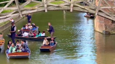 Cambridge 'deki Punt River Tours - CAMBRIDGE, İngiltere Birleşik KINGDOM - 26 Mayıs 2024