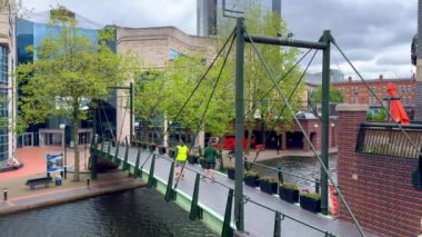 Birmingham Kanalları üzerindeki Brindleyplace Köprüsü - BIRMINGHAM, İngiltere Birleşmiş KINGDOM - 23 Mayıs 2024