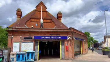Wimbledon 'daki Southfield İstasyonu - Londra, Birleşik Krallık KINGDOM - 27 Mayıs 2024