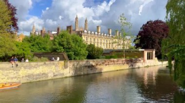Cambridge şehir merkezinde River Cam - CAMBRIDGE, İNGİLTİK KINGDOM - 26 Mayıs 2024
