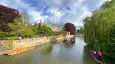 Cambridge şehir merkezinde River Cam - CAMBRIDGE, İNGİLTİK KINGDOM - 26 Mayıs 2024