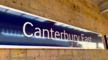 Canterbury Doğu İstasyonu Canterbury tren istasyonundaki platformlar - CanTERBURY, İngiltere Birleşik KINGDOM - 25 Mayıs 2024