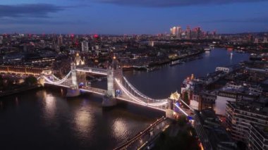 Londra üzerinde inanılmaz bir akşam gökyüzü - günbatımından sonra güzel bir hava görüntüsü - Londra, İngiltere - 27 Mayıs 2024