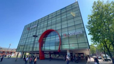 Hamburg 'daki Satürn elektronik mağazası Almanya' nın amiral gemisi HAMBURG, GERMANY - 15 Mayıs 2024