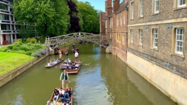 Cambridge 'deki Punt River Tours - CAMBRIDGE, İngiltere Birleşik KINGDOM - 26 Mayıs 2024