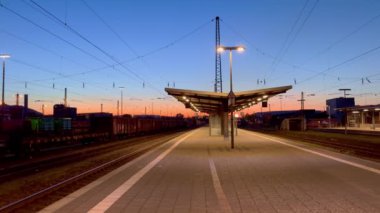 Almanya 'da güzel bir gün batımında tren istasyonu - DILLINGEN, Almanya - 14 Mayıs 2024