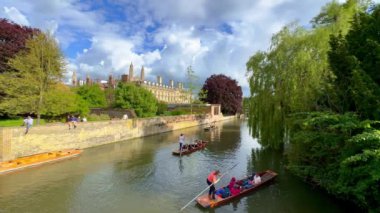 Cambridge şehir merkezinde River Cam - CAMBRIDGE, İNGİLTİK KINGDOM - 26 Mayıs 2024