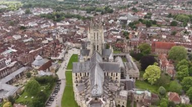 Canterbury Katedrali üzerinde uçuş tarihi Canterbury kasabasında - CANTERBURY, ENGLAND - 24 Mayıs 2024