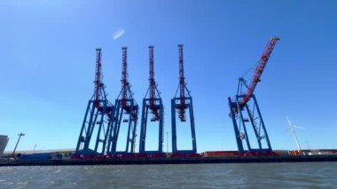 Hamburg Limanı 'ndaki dev turnalar - HAMBURG Şehri, Almanya - 15 Mayıs 2024