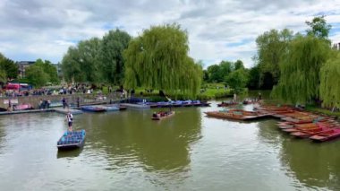 Cambridge 'deki River Cam üzerindeki Gondol gezileri popüler bir turistik ilgi odağı - CAMBRIDGE, ENGLAND BİRLİK KINGDOM - 26 Mayıs 2024