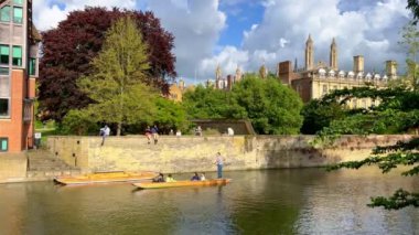 Cambridge şehir merkezinde River Cam - CAMBRIDGE, İNGİLTİK KINGDOM - 26 Mayıs 2024