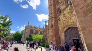 Cambridge Üniversitesi Saint Johns Koleji 'nin giriş kapısı CAMBRIDGE, ENGLAND BİRLİĞİ KINGDOM - 26 Mayıs 2024