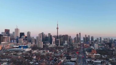 Toronto Kanada ufuk çizgisi ikonik CN Tower hava görüşüyle - TORONTO, CANADA NORTH AMERICA - 17 Nisan 2024