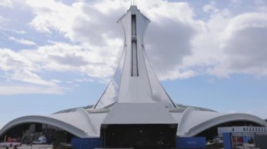 Montreal Olimpiyat Stadyumu 'nun ünlü kulesi Montreal Olimpiyat Parkı - MONTREAL, CANADA NORTH AMERICA - 20 Nisan 2024