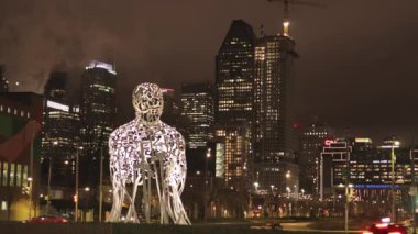 Montreal şehir merkezinde gece modern heykel - MONTREAL, CANADA NORTH AMERICA - 20 Nisan 2024