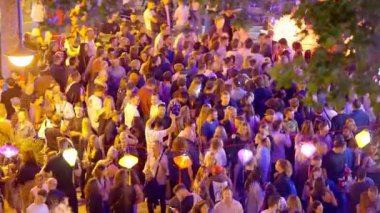 Büyük bir kalabalık, neşeli bir sokak festivalinde gece boyunca renkli ışıklarla bir araya geldi - SAARBRUECKEN, GERMANY ŞEHRİ - 13 Temmuz 2024