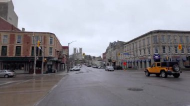 Guelph Canada 'nın küçük bir kasabasındaki sokak manzarası - GUELPH, CANADA - 13 Nisan 2024