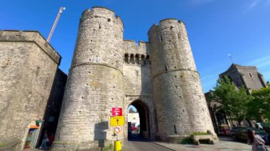 Canterbury 'nin tarihi bölgesindeki Westgate Kuleleri - CANTERBURY, İngiltere BİRLİĞİ KINGDOM - 25 Mayıs 2024