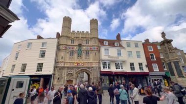 Güzel Canterbury Katedrali Kapısı ile Buttermarket Meydanı - CANTERBURY, İngiltere Birleşmiş KINGDOM - 25 Mayıs 2024