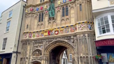 Güzel Canterbury Katedrali Kapısı ile Buttermarket Meydanı - CANTERBURY, İngiltere Birleşmiş KINGDOM - 25 Mayıs 2024