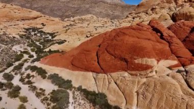 Nevada Çölü üzerinde uçuş ve muhteşem manzarası ve kanyonları - hava fotoğrafçılığı