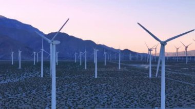 Yeşil Enerji - çölde büyük bir yel değirmeni parkı - hava manzarası - hava fotoğrafçılığı