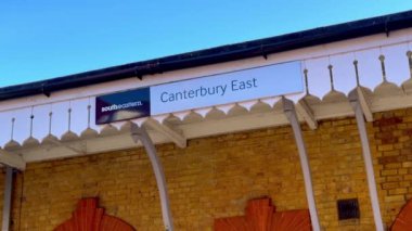 Canterbury Doğu İstasyonu Canterbury tren istasyonundaki platformlar - CanTERBURY, İngiltere Birleşik KINGDOM - 25 Mayıs 2024