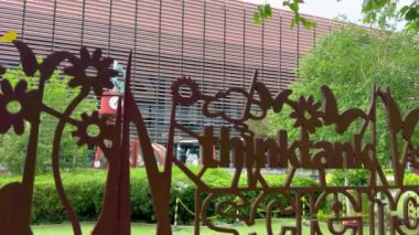 Millennium Point Birmingham 'daki Thinktank Garden - BIRMINGHAM, İngiltere Birleşik KINGDOM - 23 Mayıs 2024