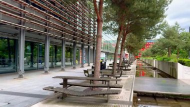 Millennium Point Birmingham 'daki Thinktank Garden - BIRMINGHAM, İngiltere Birleşik KINGDOM - 23 Mayıs 2024