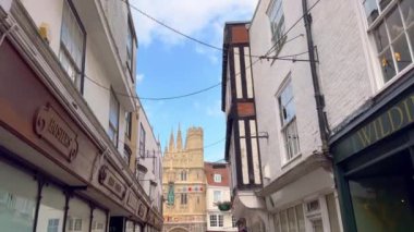 Güzel Canterbury Katedrali Kapısı ile Buttermarket Meydanı - CANTERBURY, İngiltere Birleşmiş KINGDOM - 25 Mayıs 2024