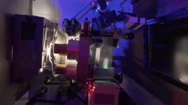 Sinema salonundaki bir sinema projektörünün içinden geçen 35 mm 'lik bir film. Klasik bir sinema projektörü. Sinemada projeksiyon odası