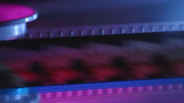 Bir sinemada 35 mm 'lik film şeridi. Bir filmin yakın çekim sahneleri.