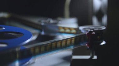 Bir sinemada 35 mm 'lik film şeridi. Bir filmin yakın çekim sahneleri.