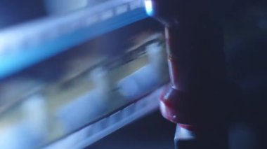 Bir sinemada 35 mm 'lik film şeridi. Bir filmin yakın çekim sahneleri.