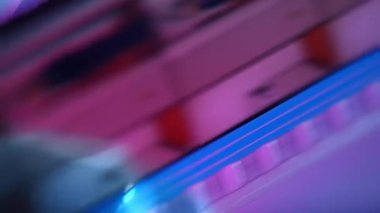 Bir sinemada 35 mm 'lik film şeridi. Bir filmin yakın çekim sahneleri.